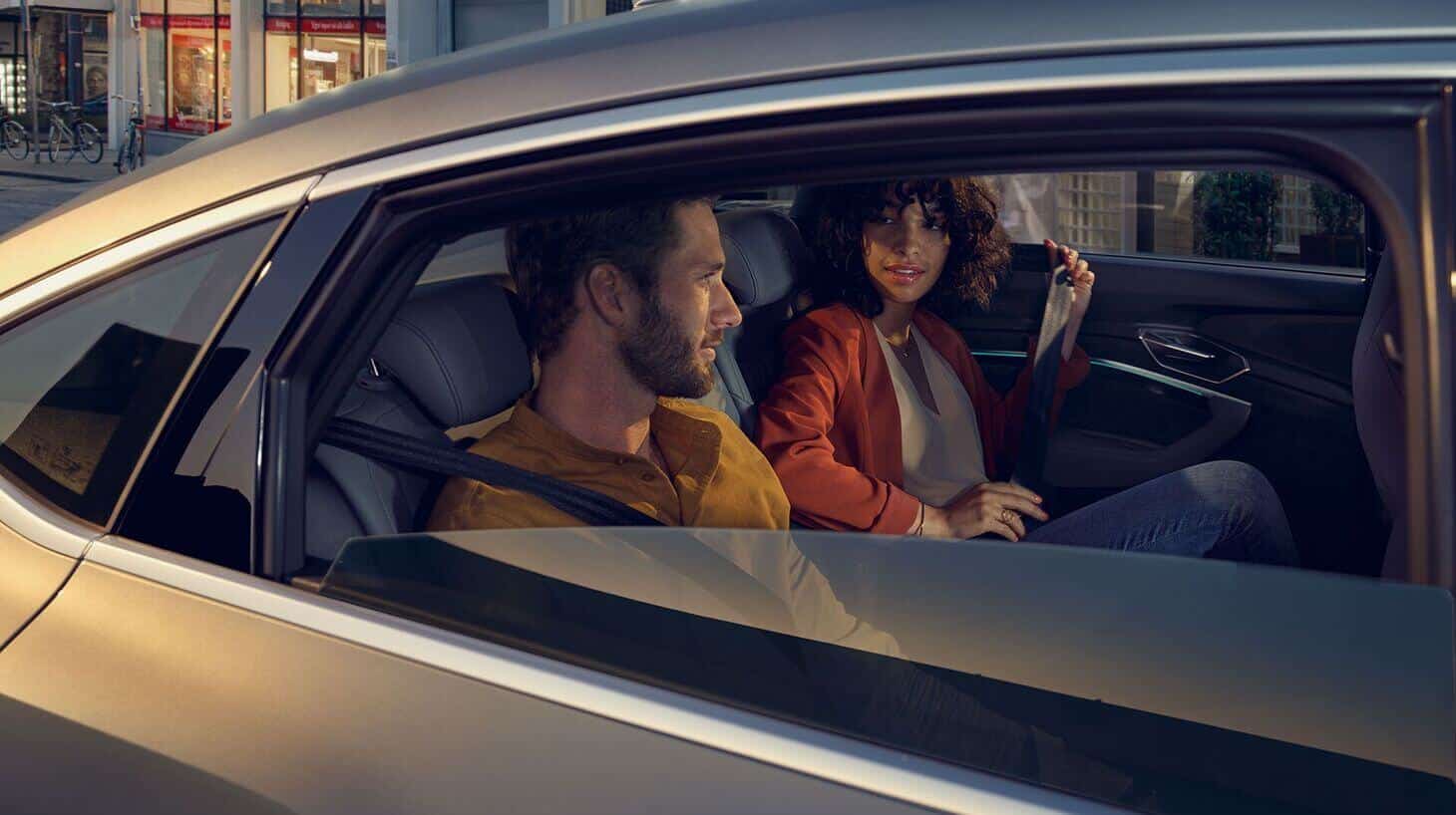 mann-und-frau-auf-rueckbank-audi-e-tron-sportback