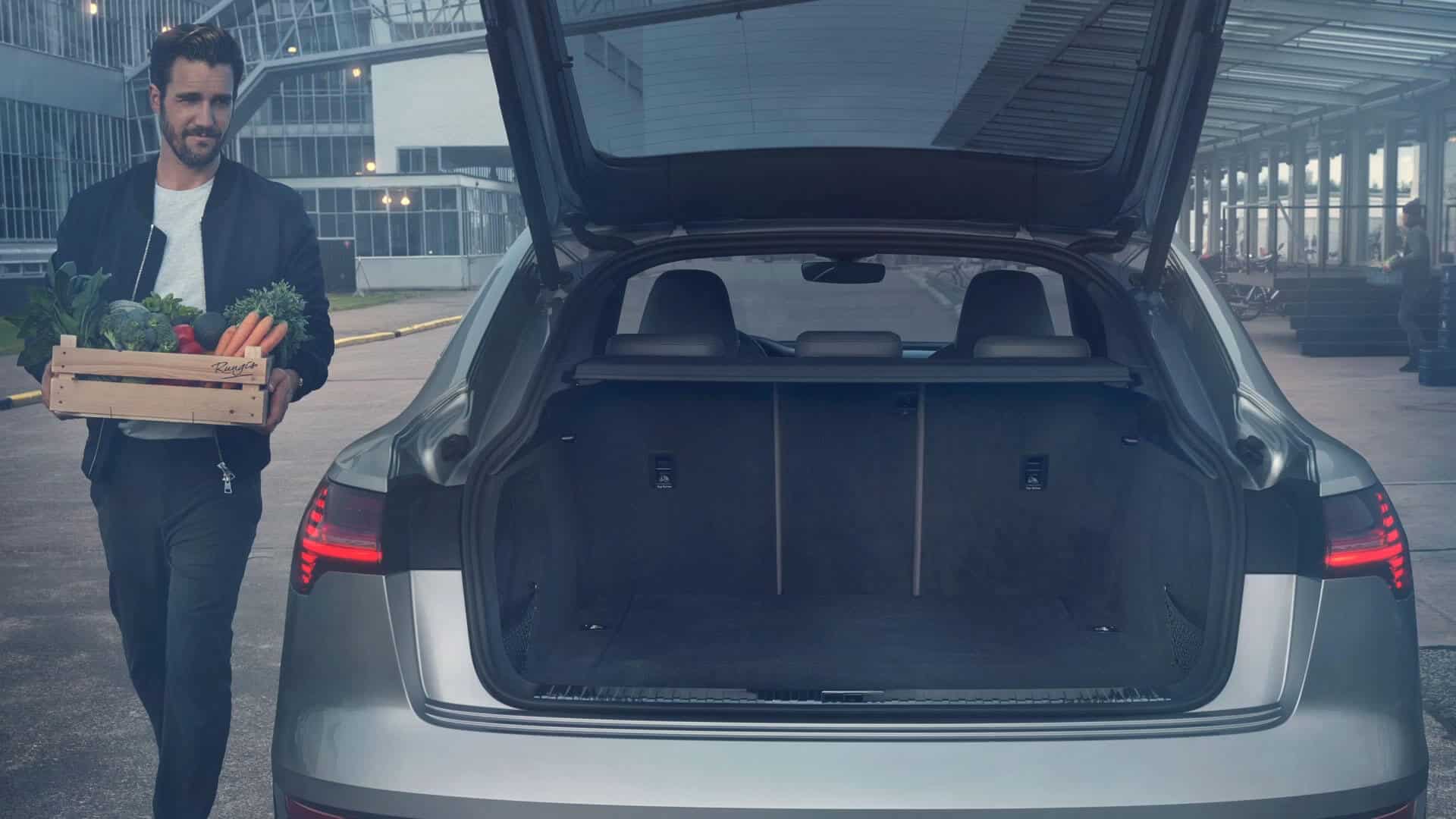 1920x1080-fallback-audi-e-tron-sportback-a-e-tron-d-191019-luggage-space-gif